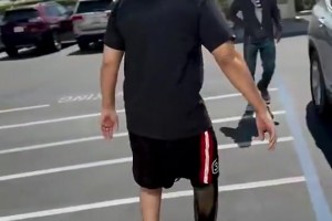 是位優(yōu)秀的父親！此前因糖尿病截肢的球爹，首次嘗試用假肢走路~