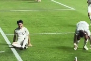 孫興慜戴帽太激動了，直接地上滾了一圈