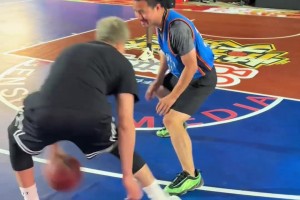 郭艾倫曬打球“羞辱”徐靜雨視頻：啥玩意 純軟人兒~