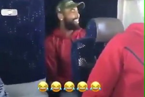 誰還記得這一幕？詹姆斯昔日傾情演唱生日歌，令壽星歐文靦腆一笑