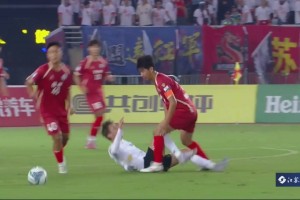 太惡劣了！蘇超蘇州隊(duì)球員徐睿惡意蹬踏徐州球員腹部被紅牌罰下