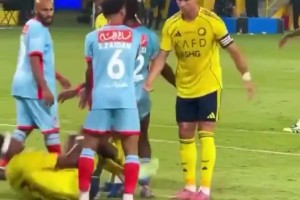 笑死了，羅三歲上線(xiàn)！C羅為隊(duì)友出頭，模仿對(duì)手亂踩人