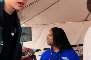 “利拉德歡迎儀式～楊瀚森領(lǐng)銜開(kāi)拓者一眾小弟悉數(shù)到場(chǎng)”