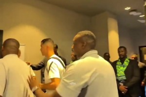 C羅穿上象征英雄的沙特長跑“比什特”，只有酋長和統(tǒng)治者才能穿