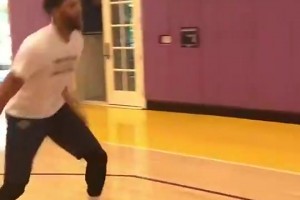 人靚腳法贊??小姐姐模仿C羅標(biāo)志性SIU和站姿