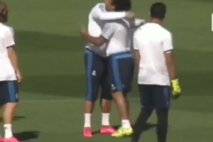 當(dāng)C羅擁抱馬塞洛后其他隊友都嫉妒了