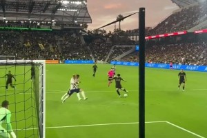 球門近距離視角，感受孫興慜射門的力量和技術(shù)