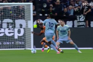 尤文丟球！阿季奇?zhèn)髑虮粩?！蘇萊馬納連續(xù)虛晃抽射遠角破門！