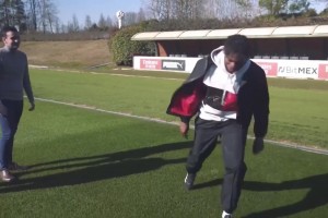 巴甲門將：你不想打進(jìn)也不要往我身上打啊，我都沒法躲