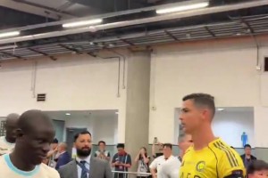 不是很熟？坎特從C羅旁邊經(jīng)過，沒有互動(dòng)