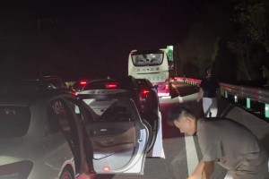 高速堵車不是壞事！正好可以抽空練個(gè)球