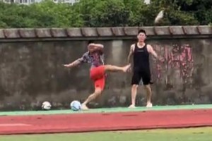 蘇超火爆！江蘇小伙看到足球就忍不住了，網(wǎng)友：本以為是高手