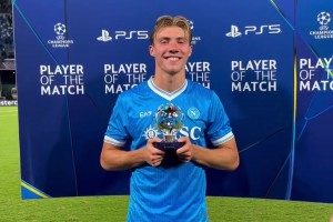 曼聯(lián)出品必屬精品！霍伊倫當(dāng)選全場(chǎng)領(lǐng)取獎(jiǎng)杯