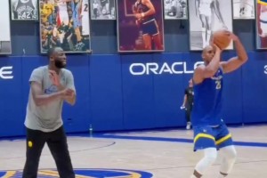 兩人都是撅腚投籃！看到霍福德與追夢一起訓(xùn)練，感覺還是有點(diǎn)不太真實(shí)