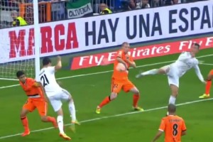 靈感一閃！C羅不停球雜耍射門向后踢破門！