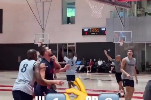 燈泡對飚！哈登隊內(nèi)訓(xùn)練三分顏射保羅，保羅立刻三分回應(yīng)！