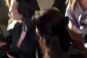 喬治娜一身黑色禮服參加晚宴，旁邊的是誰家小富婆呀