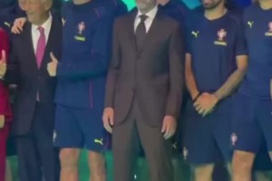 勾肩搭背C羅和葡萄牙總統(tǒng)關系就像好兄弟，這地位真沒誰了