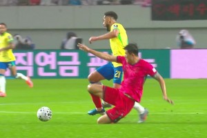 火氣大??！金玟哉兇狠鏟球帶倒庫尼亞染黃，起身后非常不滿