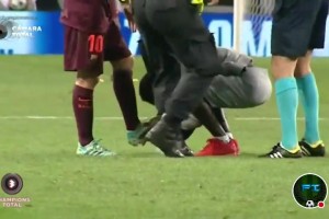 博主：不敢相信在C羅長大的球場里，葡萄牙球迷親吻了梅西的腳