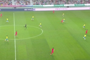 有一說一！李剛?cè)蔬@長傳腳法真是一絕啊