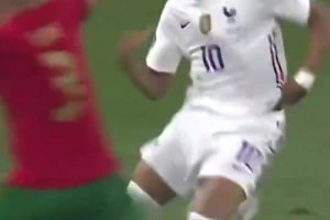 姆巴佩1v1單挑佩佩，沒(méi)想到被一招化解