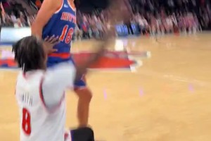 標(biāo)志性投籃+慶祝！JR在尼克斯名人賽上重現(xiàn)“天堂之門(mén)”