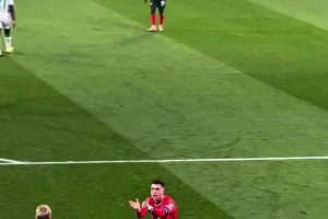 對勝利的渴望！C羅點球被撲后趕緊撿球幫對手?jǐn)[好