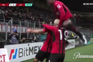 不小心跳高了！名場面：萊奧找隊友慶祝，結(jié)果……