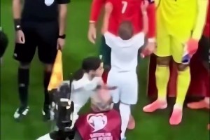 偶像！現(xiàn)場直拍：賽前小球童求抱抱，C羅欣然接受俯身滿足要求！