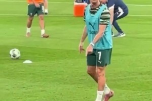 有難度的！熱身時C羅向球迷展示高空停球，穩(wěn)穩(wěn)停下 小裝一波