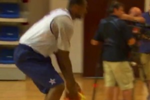 08年美國(guó)夢(mèng)八隊(duì)內(nèi)訓(xùn)練，詹姆斯和保羅互相打鬧，甜瓜一旁看著