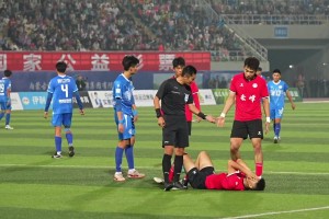 蒙超球員在馬寧面前“演戲”，結(jié)局可想而知。。。