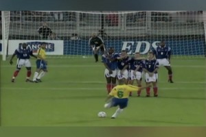 誰(shuí)更厲害？小儒尼尼奧&卡洛斯&小羅無(wú)解任意球破門(mén)PK！