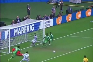 把對手都打笑了！世界杯名場面：尼日利亞門將戳了戳梅西的臉！