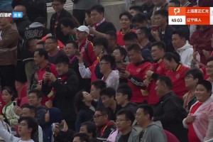 甜蜜！遼寧鐵人三球領(lǐng)先，看臺(tái)球迷情侶親密舉動(dòng)剛好被鏡頭捕捉到