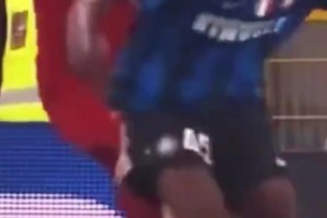 當年這一下真狠！托蒂曾在運動戰(zhàn)中故意從身后爆踢巴洛特利