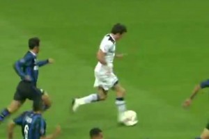 藍黑軍團榮幸成為背景板！十五年前的今天，貝爾完成“大圣下凡”