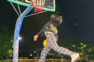 這是一個(gè)女孩能做出的動(dòng)作嗎？轉(zhuǎn)身過(guò)人接360拉桿上籃~