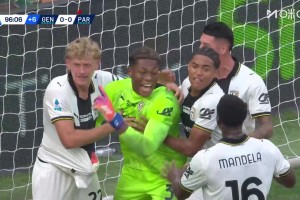 日本門神！鈴木彩艷意甲補(bǔ)時(shí)撲出點(diǎn)球！助帕爾馬拿到1分！