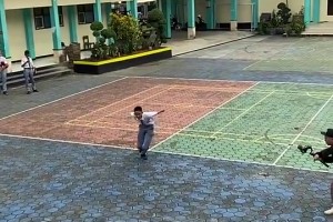 多么痛！印尼小老弟效仿C羅Siu卻不慎滑倒，一時間哄然大笑！