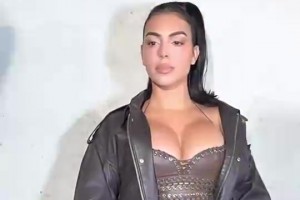 C羅老婆喬治娜穿皮褲現身時尚展會，這身穿搭看著好夸張啊