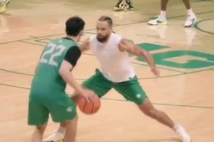 俄勒岡大學隊內訓練！林葳運球一步晃開到訪的學長狄龍布魯克斯！