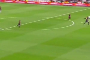 勞塔羅用意大利國(guó)粹手勢(shì)瘋狂嘲諷孔蒂，孔蒂在場(chǎng)邊不甘示弱