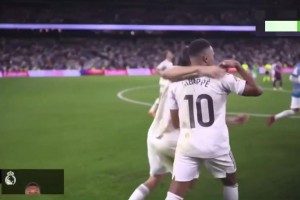 姆總和A費上一秒還在擁抱慶祝，發(fā)現(xiàn)雙方?jīng)_突立馬“應(yīng)戰(zhàn)”