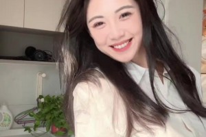 清純風(fēng)！卓識身穿一件白色襯衣牛仔褲跳手勢舞：天氣好好~