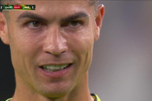 C羅在主罰任意球前說：你會(huì)進(jìn)球，你會(huì)進(jìn)球！可惜沒有打進(jìn)