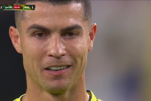 勝利補(bǔ)時(shí)最后一分鐘獲得任意球，C羅主罰前念念有詞但遺憾沒打進(jìn)