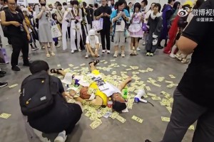 毫無底線可言！網(wǎng)友拍到漫展有人惡意躺地cos科比……