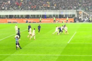 是點(diǎn)球嗎？梅阿查實(shí)拍：皮奧禁區(qū)內(nèi)遭拉拽摔倒，主裁判沒表示